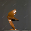 Escultura de bronce volando como un cisne asustado