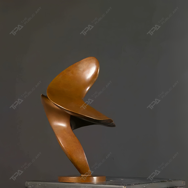 Escultura de bronce volando como un cisne asustado
