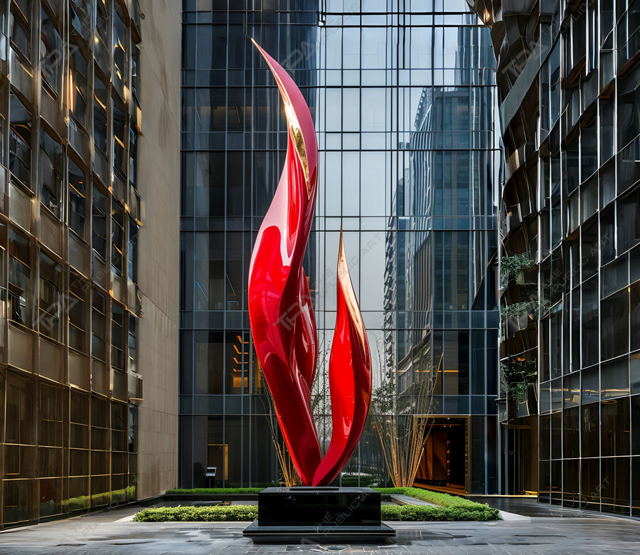 escultura de llama roja