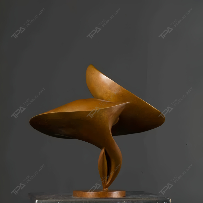 Escultura de bronce volando como un cisne asustado