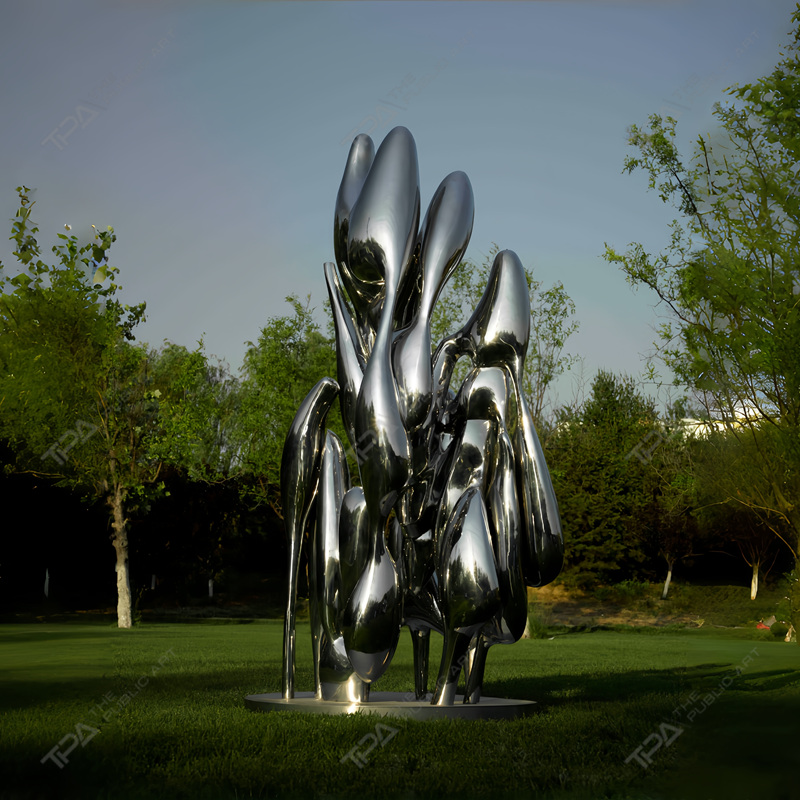 Obra de arte en acero inoxidable con estrellas en la Vía Láctea